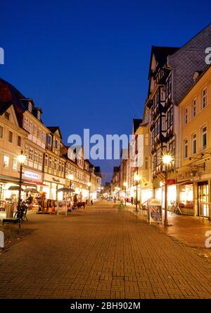 Deutschland, Niedersachsen, Wolfenbüttel, Altstadt, lange Herzogstraße, Fußgängerzone, Fachwerkhäuser, endet, beleuchtet Stockfoto