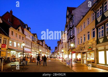 Deutschland, Niedersachsen, Wolfenbüttel, Altstadt, lange Herzogstraße, Fußgängerzone, Fachwerkhäuser, endet, beleuchtet Stockfoto