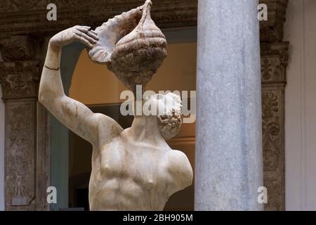 Palermo, Altstadt, Museo Archeologico Regional Antonino Salinas, kleiner Innenhof, Brunnen mit Statue, oberer Teil der Statue, Mann trinkt aus Muschel Stockfoto