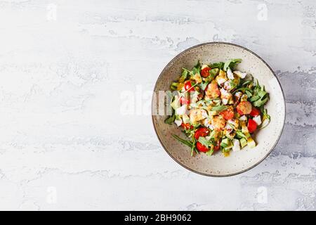 Grüner Salat mit Avocado, Kirschtomaten und Feta-Käse. Gesunde Ernährung Vegetarier Sommer Gemüsesalat. Tischeinstellung, Speisekonzept. Draufsicht. Stockfoto