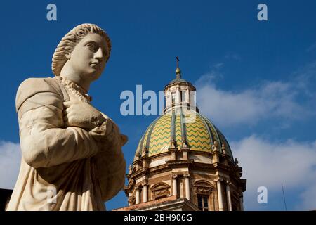 Palermo, Altstadt, Piazza Pretoria, Fontana Pretoria, Kuppel der Kirche San Giuseppe dei Teatini im Hintergrund, Statue einer Frau im Vordergrund Stockfoto