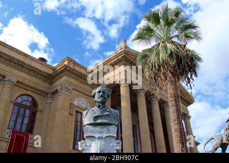 Palermo, Altstadt, Teatro Massimo, Haupteingang, Portikus, korinthische Säulen, Büste, Guiseppe Verdi, Palme Stockfoto