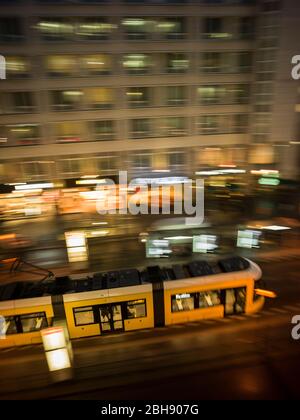 Straßenbahn bei Nacht, Friedrichstraße, Berlin, Stockfoto