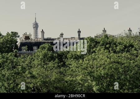 Reihe von Häusern mit Eiffelturm und Bäumen Stockfoto