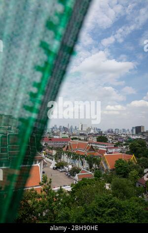 Blick auf Bangkok im Wat Saket, einem alten buddhistischen Tempel auf einem steilen künstlichen Hügel Stockfoto