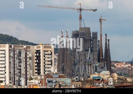 Barcelona, Spanien. April 2020. Baumaßnahmen an der Sagrada Familia Kathedrale in einem leeren Barcelona zur Zeit von Covid gestoppt Stockfoto