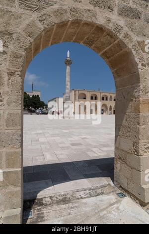 Italien, Mezzogiorno, Apulien / Apulien, Halbinsel Salento, Castrignano del Capo, Leuca, Santa Maria di Leuca, Punta Meliso, Blick zur Basilica Santa Maria de Finibus Terrae Stockfoto