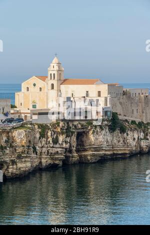 Italien, Mezzogiorno, Apulien / Apulien, Provinz Foggia, Gargano, italienische Adriaküste, Blick auf Vieste Stockfoto