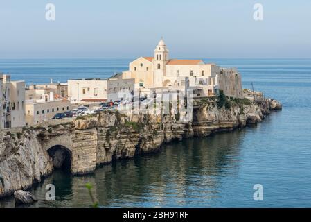 Italien, Mezzogiorno, Apulien / Apulien, Provinz Foggia, Gargano, italienische Adriaküste, Blick auf Vieste Stockfoto