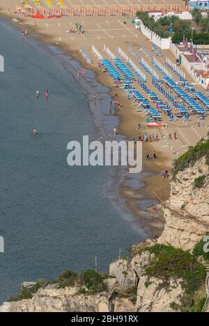 Italien, Mezzogiorno, Apulien / Apulien, Gargano, Peschici, Blick auf Strand Stockfoto