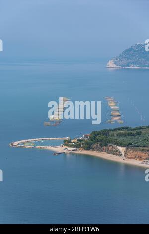 Italien, Mezzogiorno, Apulien / Apulien, Gargano, Provinz Foggia, Vieste, Blick auf Fischfarm, Fischzucht Stockfoto