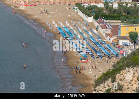Italien, Mezzogiorno, Apulien / Apulien, Gargano, Peschici, Blick auf Strand Stockfoto