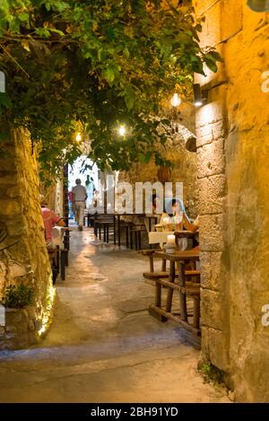 Italien, Mezzogiorno, Apulien / Apulien, Provinz Foggia, Gargano, italienische Adriaküste, Vieste, Altstadt am Abend Stockfoto