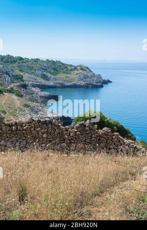 Italien, Mezzogiorno, Apulien / Apulien, Halbinsel Salento, Porto Cesareo, Naturpark Nardò Parco naturale regionale, Porto Selvaggio e Palude del Capitano, Küstenlandschaft Stockfoto