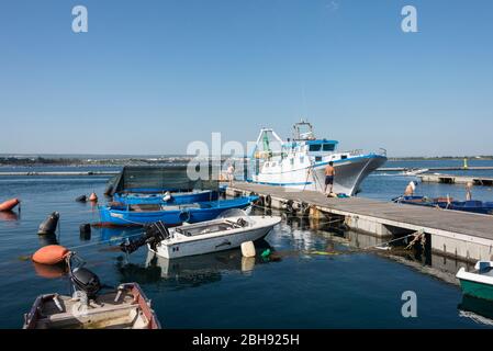 Italien, Mezzogiorno, Apulien / Apulien, Halbinsel Salento, Taranto / Taranto, Stadt der zwei Meere, Altstadt, Fischerboote im Hafen, Via Garibaldi Stockfoto