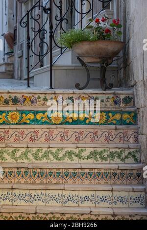 Italien, Mezzogiorno, Apulien / Apulien, Halbinsel Salento, Grottaglie, bunte Keramikfliesen Stockfoto