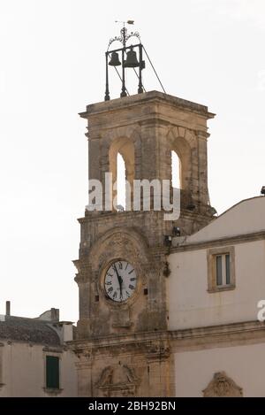 Italien, Mezzogiorno, Apulien / Apulien, Halbinsel Salento, Provinz Tarent, Martina Franca, Piazza Plebiscito, Palazzo dell'Università mit Uhrturm Stockfoto