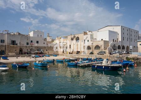 Italien, Mezzogiorno, Apulien / Apulien, Halbinsel Salento, Monopoli, Hafen Stockfoto