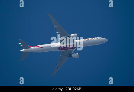 London, Großbritannien. April 2020. Tag 32 der Sperrung des Coronavirus in Großbritannien und Emirates Boeing 777 A6-EGN verlassen London Heathrow und fahren nach Dubai. Kredit: Malcolm Park/Alamy. Stockfoto