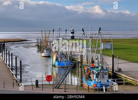 Hafen am Wattenmeer mit Garnelenschneider und Leuchtturm 'kleiner Preusse', Wremen, Nordseebad, Land Wursten, Wesermündung, Nordseeküste, Niedersachsen, Norddeutschland, Deutschland Stockfoto