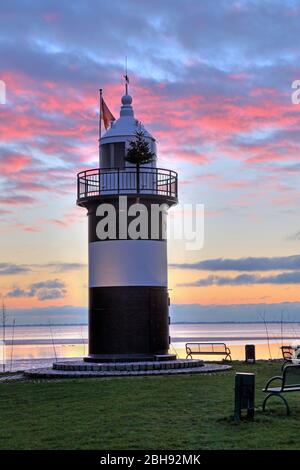 Leuchtturm 'kleiner Preusse' am Wattenmeer in Abendstimmung, Wremen, Nordseebad, Land Wursten, Wesermündung, Nordseeküste, Niedersachsen, Norddeutschland, Deutschland Stockfoto