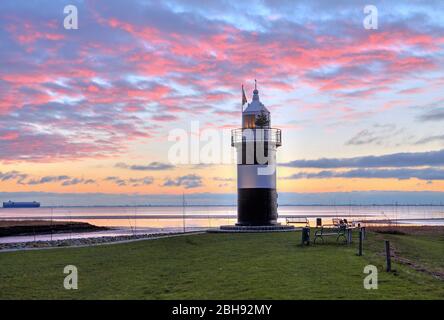 Leuchtturm 'kleiner Preusse' am Wattenmeer in Abendstimmung, Wremen, Nordseebad, Land Wursten, Wesermündung, Nordseeküste, Niedersachsen, Norddeutschland, Deutschland Stockfoto