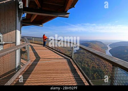 Blick vom Baumkronenweg Saarschleife auf dem Cloef bei Mettlach-Orscholz auf der Saarschleife, Saarland, Deutschland Stockfoto