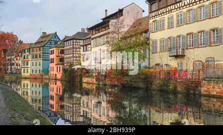 Fachwerkhäuser an der Ill, Petite France, Straßburg, Elsass, Frankreich Stockfoto