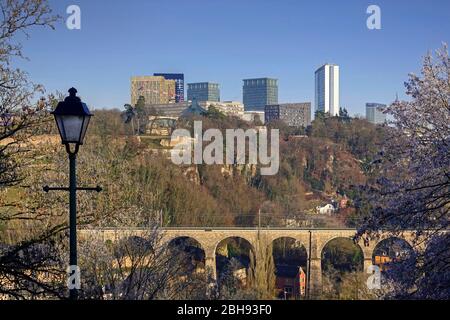 Blick über das Tal der Alzette nach Kirchberg, Luxemburg-Stadt, Großherzogtum Luxemburg Stockfoto