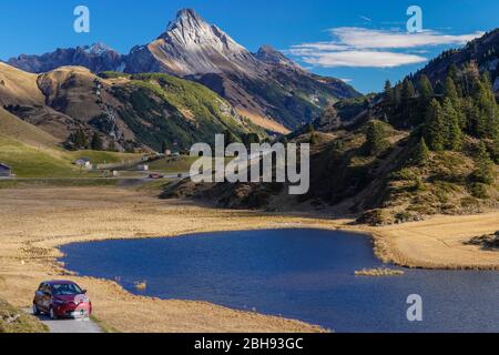 Mit dem E - Auto auf einer Passstraße im Arlberg-Gebiet Stockfoto