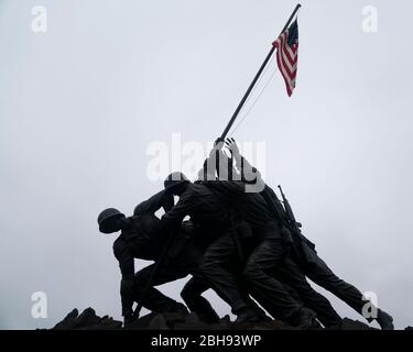 Washington, USA. April 2020. Foto aufgenommen am 24. April 2020 zeigt eine Statue am U.S. Marine Corps war Memorial in Arlington, Virginia, USA. Die Zahl der COVID-19 Todesfälle in den Vereinigten Staaten von Amerika überstieg 50,000 von 11 Uhr (1500 GMT) am Freitag, erreichte 50,031, nach dem Center for Systems Science and Engineering (CSSE) an der Johns Hopkins University. Laut CSSE wurden in dem Land insgesamt 870,468 Fälle gemeldet. Kredit: Liu Jie/Xinhua/Alamy Live News Stockfoto