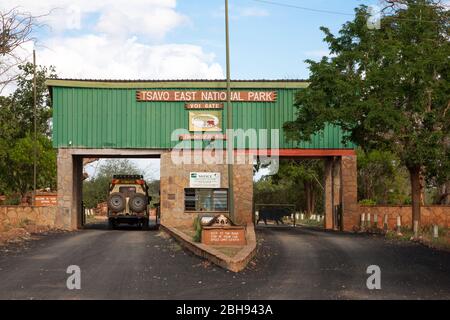 Eine von vielen Einfahrten zum Tsavo East National Park Stockfoto