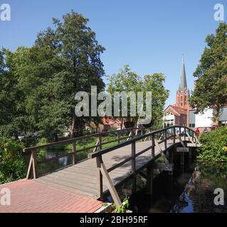 St. Peter Kirche mit Fußgängerbrücke in der Altstadt von Buxtehude, Altes Land, Niedersachsen, Deutschland, Europa Stockfoto