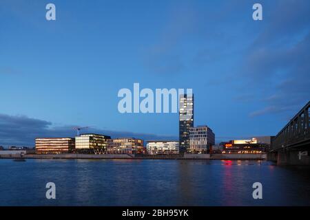 Bürogebäude mit Weser-Turm in der Bremer Überseestadt in der Dämmerung, Bremen, Deutschland Stockfoto