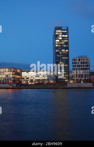 Bürogebäude mit Weser-Turm in der Bremer Überseestadt in der Dämmerung, Bremen, Deutschland Stockfoto