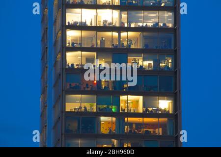 Bürogebäude Weser Tower in Bremen Ueberseestadt in der Dämmerung, Bremen, Deutschland Stockfoto