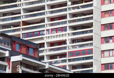 Hochhaus in der Mitte. Fensterfront, Bezirk Linden-Mitte, Hannover, Niedersachsen, Deutschland, Europa Stockfoto