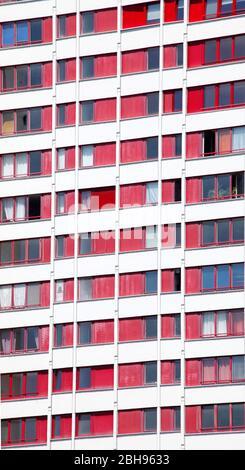 Hochhaus in der Mitte. Fensterfront, Bezirk Linden-Mitte, Hannover, Niedersachsen, Deutschland, Europa Stockfoto