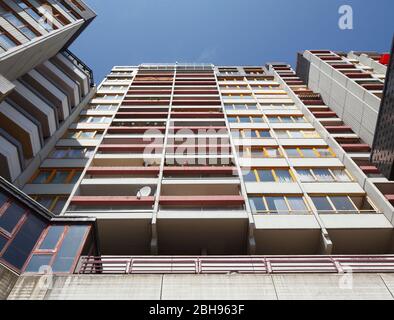 Hochhaus in der Mitte. Fensterfront, Bezirk Linden-Mitte, Hannover, Niedersachsen, Deutschland, Europa Stockfoto