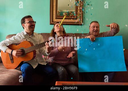 Familienfeier im Wohnzimmer. Stockfoto