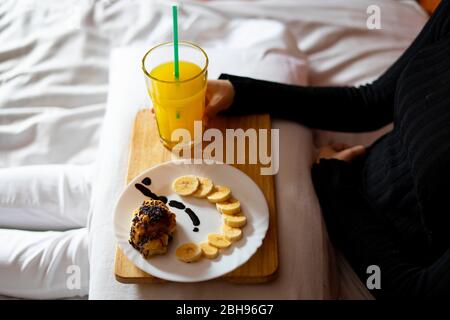 Frau, die morgens im Bett gefrühstückt hat. Stockfoto