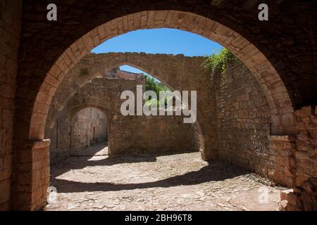 Frankreich, Provence, Abbaye du Thoronet, ehemaliges Zisterzienserkloster, mit Blick durch Backsteinbögen auf blauen Himmel Stockfoto