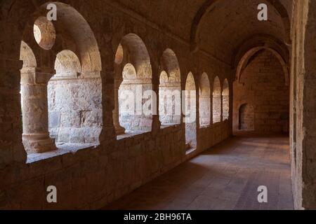 Frankreich, Provence, Abbaye du Thoronet, ehemaliges Zisterzienserkloster, Blick auf den Kreuzgang Stockfoto