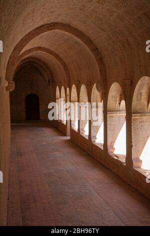 Frankreich, Provence, Abbaye du Thoronet, ehemaliges Zisterzienserkloster, Blick auf den Kreuzgang Stockfoto