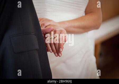 Braut und Bräutigam halten die Hände während der Hochzeitszeremonie, Nahaufnahme Stockfoto