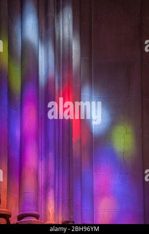 Buntes Lichtspiel aus Glasfenstern auf Säulen in einer Kirche, Andalusien, Spanien, Carmona, Iglesia Prioral de Santa Maria, Stockfoto