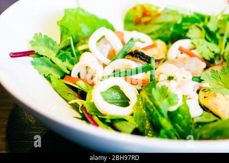Fotos von würzigen Seafood Salat Stockfoto