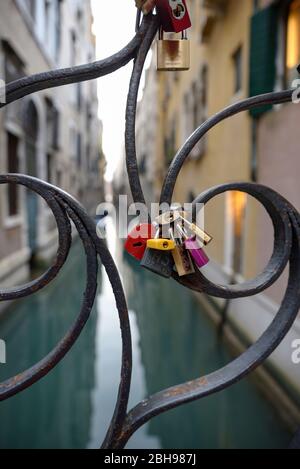 Liebesschlösser auf einer Brücke, die über einen Kanal in Venedig geländer Stockfoto