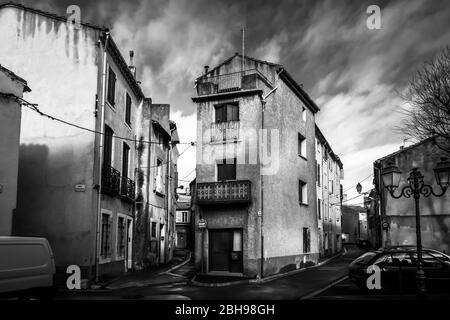 Altstadt von Narbonne im Winter. Schwarz-Weiß Stockfoto