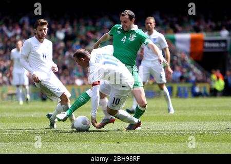 DUBLIN, REP OF IRELAND. Wayne Rooney aus England kämpft mit John O'Shea aus Irland während des internationalen Freundschaftsspitches zwischen der Republik Irland und England im Aviva Stadium, Dublin, Irland am Sonntag, den 7. Juni 2015 (Quelle: MI News) Stockfoto